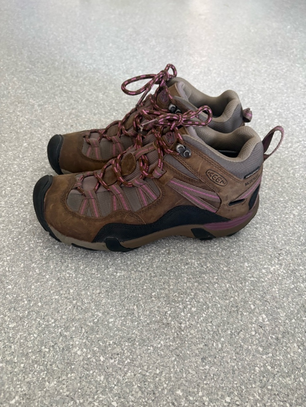 KEEN Women's Voyageur Mid hiking boots size 7